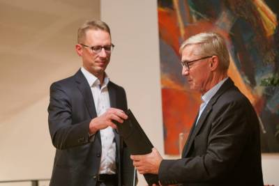 Zum Dank gibt es noch einen Wein. 