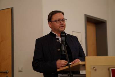 Gemeinderatskandidat Volker Kurz, Vorsitzender des Gewerbeverein Schmiden, bei seiner Vorstellungsrede. 