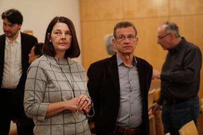 Die Mitglieder und Gste treffen im Amandussaal ein. 