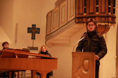 Stadtverbandsvorsitzender Fabian Zahlecker begrüßt die Gäste beim Weihnachtsspaziergang in der Lutherkirche.