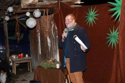 Christoph Palm, Oberbürgermeister a.D., trug eine kurze und Mut machende Weihnachtsgeschichte  vor, die auch die Fehlerhaftigkeit des Menschen weise einordnete.