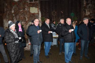 Endlich eine kulinarische Stärkung wartete im Hof der Familie Hummel an der Ecke Waiblinger Str./Vordere Str. auf die Spaziergänger: Punsch und süße Plätzchen. 
