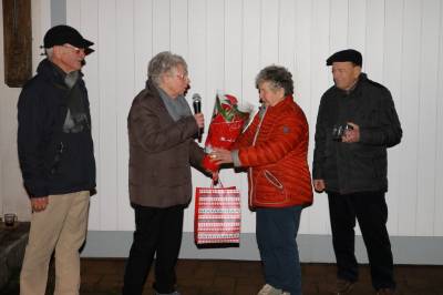 Dank der SeniorenUnion mit Christel Schwegler und Siegfried Okker an Familie Hess