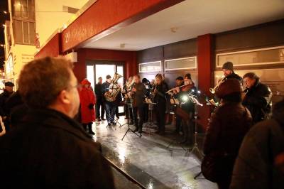 Die Stadtkapelle Fellbach spielt Weihnachtslieder. 