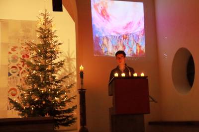 Fabian Zahlecker erffnet den Weihnachtsspaziergang. 