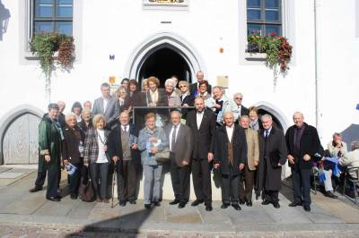 Besuchergruppe vor dem Rathaus