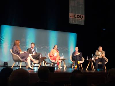 v.l.n.r.: Dr. Carsten Linnemann, Caroline Bosbach, Hartmut Jenner und Norbert Haug bei der Podiumsdiskussion