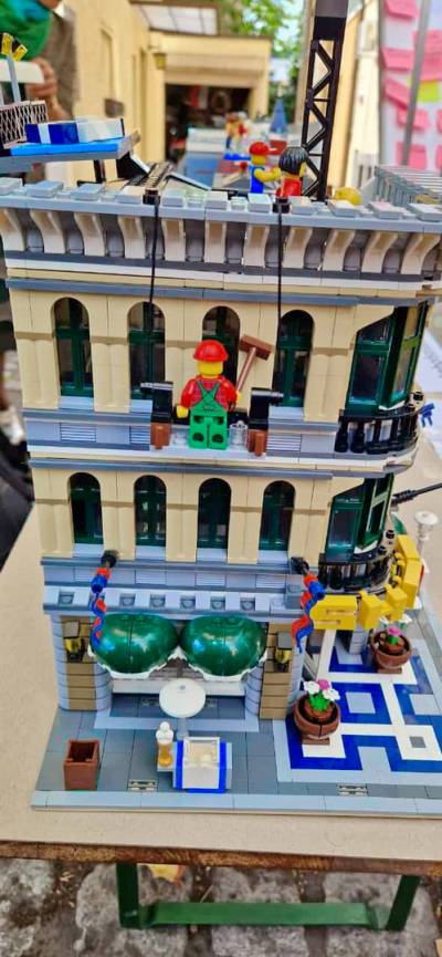 Die Bahnhofstraße in Form einer Lego-Straße