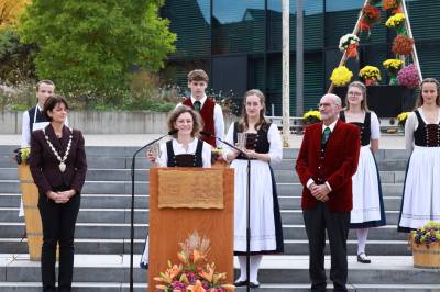 Fellbachs OB Gabriele Zull, CDU-Stadträtin Anja Off und Thomas Seibold, Vorstandsvorsitzender der Fellbacher Weingärtner bei der Eröffnungszeremonie