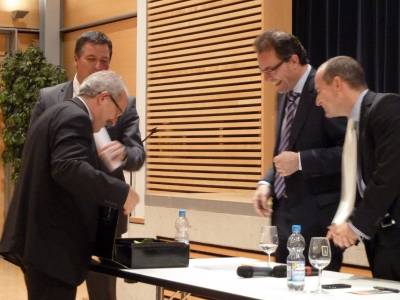 Stadtverbandsvorsitzender Harald Rienth bedankt sich bei Matthias Prfrock und Georg Wacker.