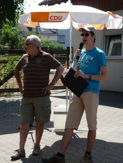 Fabian Zahlecker bernimmt das Mikrofon. 