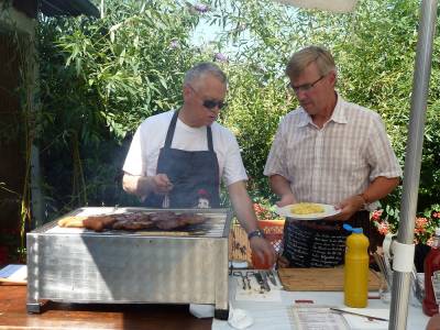 Die Grillmeister Erich Theile und Hans-Ulrich Spieth. 