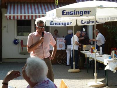 Der Kreisvorsitzende Pfeiffer beantwortete Fragen der Gste. 