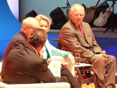 Jan Stecker im Gesprch mit Bundesfinanzminister Wolfgang Schuble, Bundesarbeitsministerin Ursula von der Leyen und dem Fraktionsvorsitzenden Volker Kauder. 