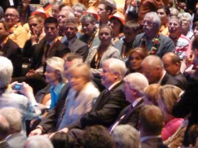 In der ersten Reihe nehmen die drei Spitzenkandidaten, der Generalsekretr und die restlichen Stellvertreter Platz. 