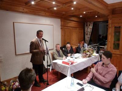 Christoph Palm beglckwnscht das neue junge Team. 