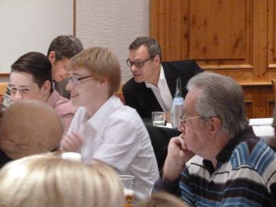 Stefan Hmmerle und Dominic Scheim freuen sich im Vordergrund, Alexander Scheel bespricht im Hintergrund letzte Ablufe. 