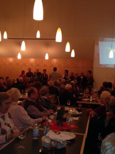 In der Neuen Kelter haben sich die Spaziergnger versammelt. 