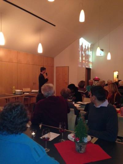 Zum Abschluss in der Neuen Kelter wurden die whrend des Spaziergangs geschossenen Fotos an die Wand geworfen. 
