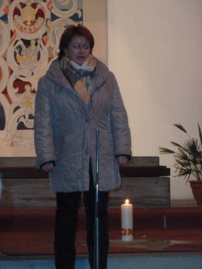 Ines Afalg, die Vorsitzende der Frauen-Union, spricht zur Begrung der ersten Station. 