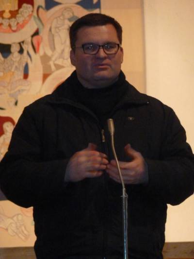 Pfarrer Jens-Uwe Schwab spricht zu den Gsten seiner Kirche. 