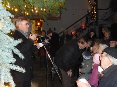 Hans-Ulrich Spieth, der Fraktionsvorsitzende, ergriff im Hof der Familie Hummel das Wort. 