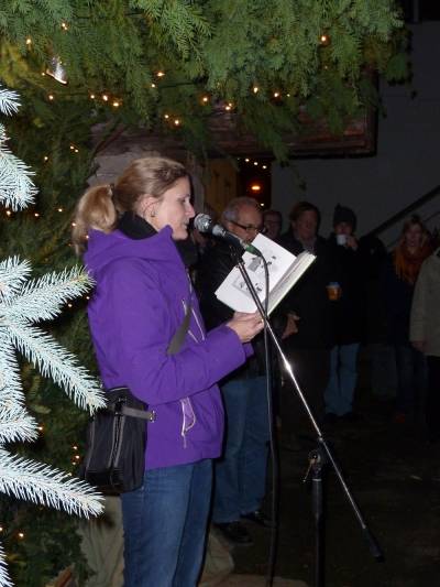 Andrea Palm liest eine Weihnachtsgeschichte vor. 