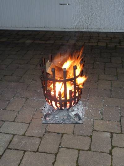 Schwedenfeuer im Hof beim Bogen-Hess.