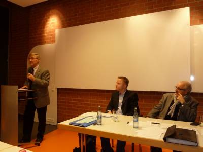 Zu Beginn der Nominierungsversammlung ergreift Spitzenkandidat Hans-Ulrich Spieth das Wort. Rechts im Bild Kreisgeschftsfhrer David Mller und Stadtverbandsvorsitzender Harald Rienth. 