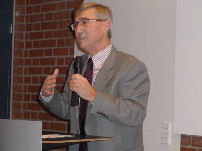 In seiner kurzen Vorstellungsrede spricht der Fraktionsvorsitzende Themen wie die Bildungspolitik und den Verkehrsentwicklungsplan an. 