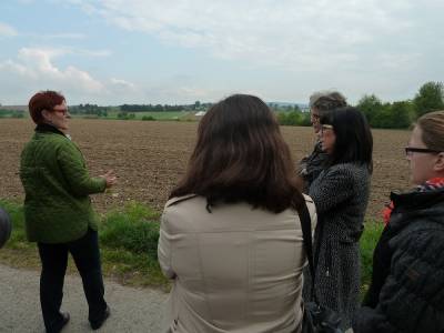 Mit Blick Richtung Oeffingen betrachten die Interessierten einen Teil des weiten Gelndes das bei der Interkommunalen Gartenschau beteiligt ist. 