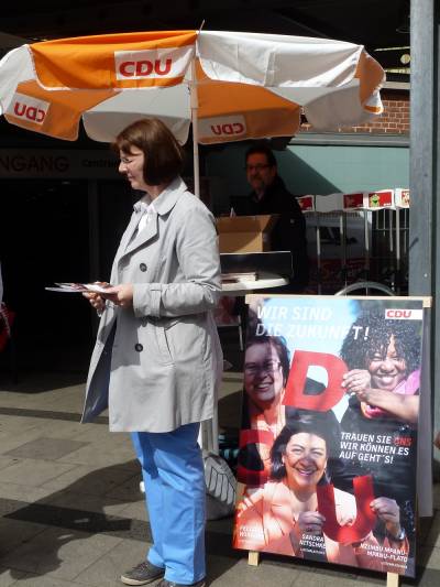 Kandidatin Christine Bucher vor dem REWE Markt in Fellbach.