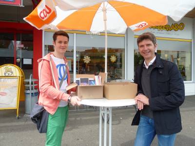 Am 10. Mai war in Oeffingen vor dem REWE Markt nicht so viel los - Dominic Scheim (JU-Kreisgeschftsfhrer) und Martin Litzel (CDU-Beisitzer) hatten trotzdem Spa.