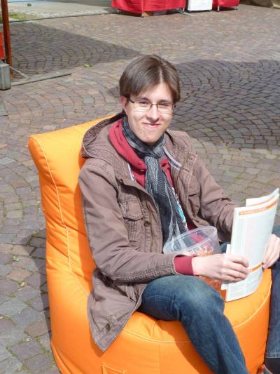 CDU-Geschftsfhrer Fabian Zahlecker entspannt einen kurzen Augenblick auf dem symbolhaften Gemeinderatssitz. 