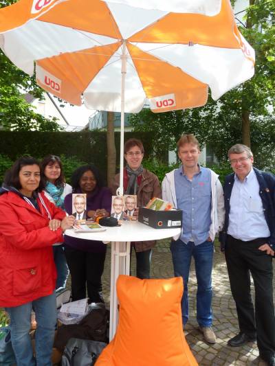 In Schmiden lacht die CDU-Gruppe am Tisch, vielleicht weil die Umfragen so gut sind oder nur weil die Sonne scheint?