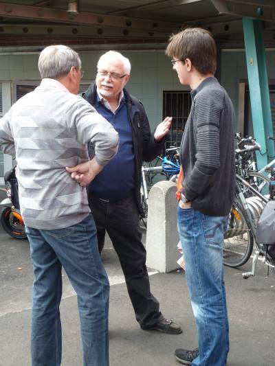 SeniorenUnion-Mitglied Willi Hofmeister und Fabian Zahlecker im Gesprch mit dem Vorsitzenden der Fellbacher FDP, Wilfried Stirm.