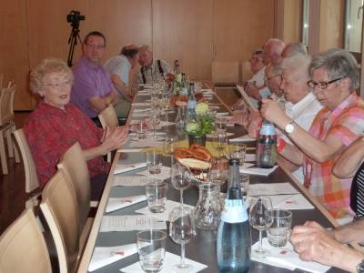 Nach dem Ausflug auf den Kappelberg fand im Amandussaal die Weinprobe statt.