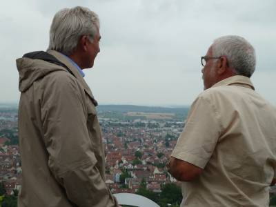 Thomas Strobl und Herbert Aldinger genieen die Aussicht auf Fellbach.