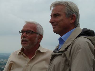 Herbert Aldinger stellt dem Gast aus Heilbronn die Gegend vor. 