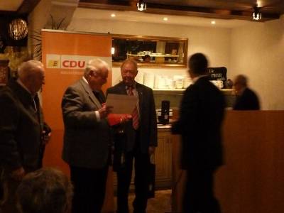 Die Ehrengste nehmen Geschenke entgegen. 