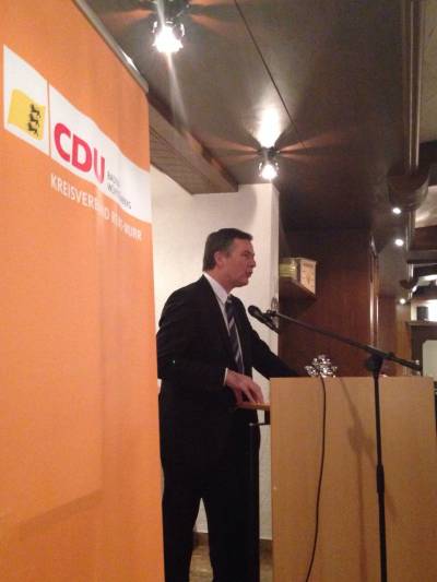 Christoph Palm dankt den ehrenamtlichen Helfern vom Freundeskreis Flchtlinge.