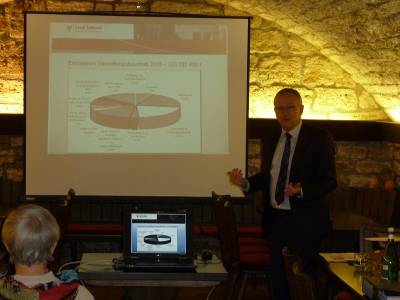 Gnter Geyer erklrt anhand von Schaugrafiken den stdtischen Haushalt. 