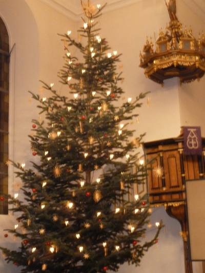 Hell erleuchtet war der Tannenbaum in der Lutherkirche.