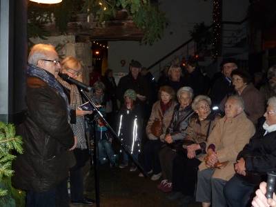 Der Stadtverbandsvorsitzende Harald Rienth begrte die Spaziergnger bei Familie Hummels im Hof.