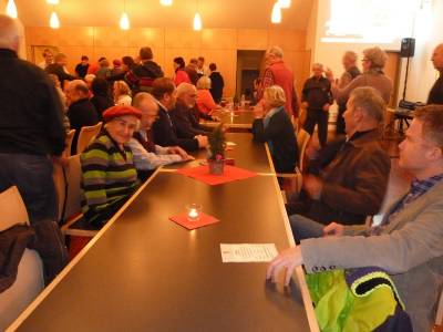 Gemtlich haben\'s die Spaziergnger zum Schluss im Amandussaal.