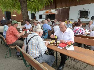 Um 14 Uhr begann das Fest unter dem groen Baum auf dem Hof von Hans Pfund. 