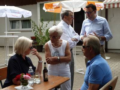 Landtagskandidat Siegfried Lorek im Gesprch mit den Fellbacher Christdemokraten. 