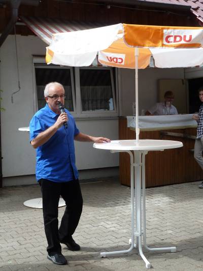 Harald Rienth, der Stadtverbandsvorsitzende, begrt die Gste.