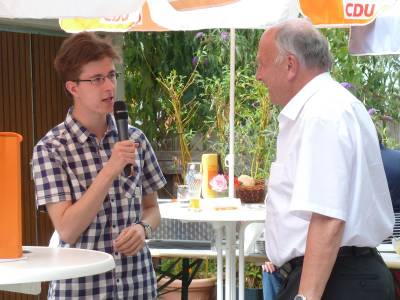 Dieter Schneller wird fr 20- jhrige Mitgliedschaft geehrt. 