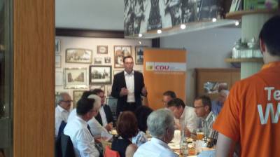 Landtagskandidat Siegfried Lorek heit Guido Wolf in Fellbach willkommen. 